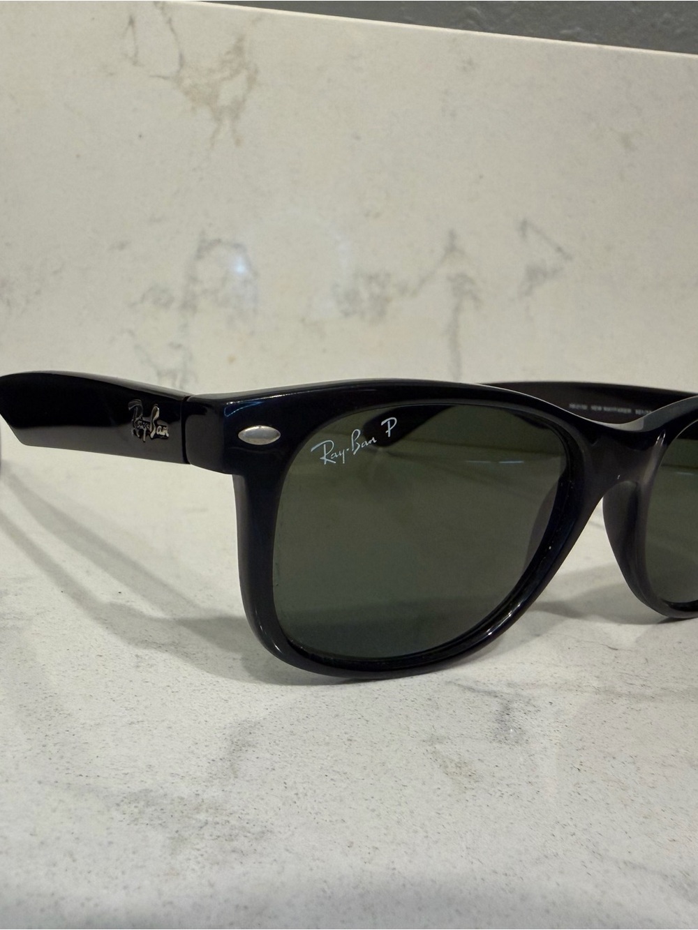 Classic Ray-Ban Wayfarer polarized black sunglasses with case - Picture 5 of 9